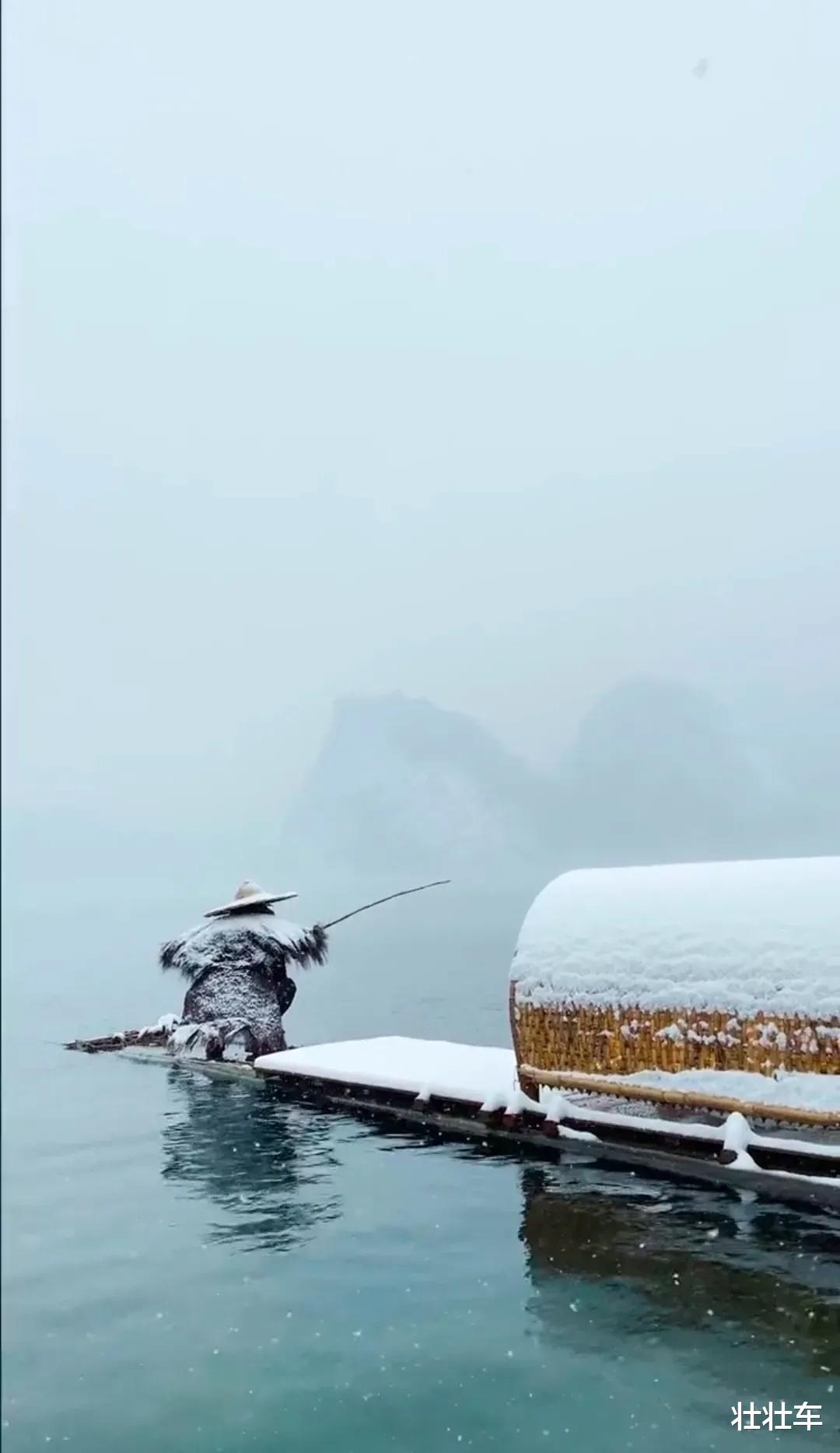 舒心|一个老人在冰天雪地里垂钓难得画面，网友：感到一种舒心逍遥自在