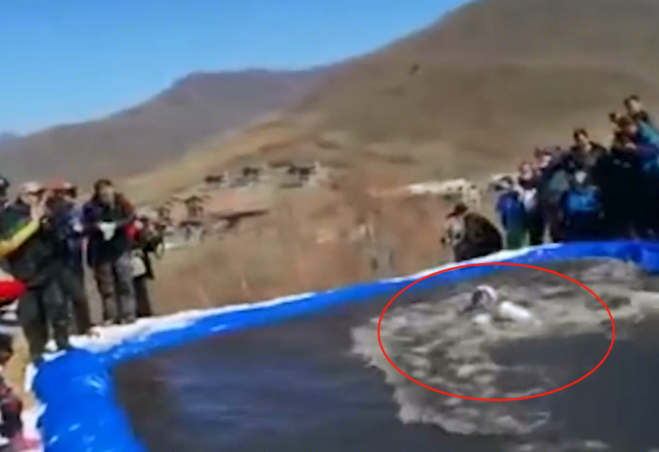 到处踅摸 女子滑雪落入水中不断挣扎，旁观者拿手机拍照，10秒内无人救助