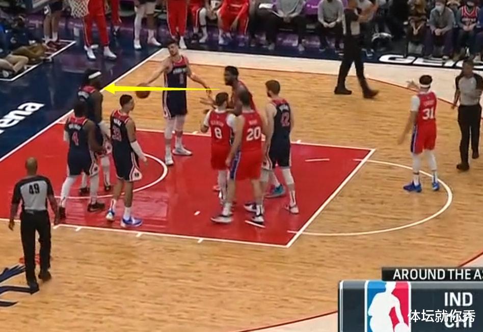 哈雷爾|火爆！2大NBA惡漢抱摔，10人亂作一團，裁判拉不住，哈雷爾被驅(qū)逐