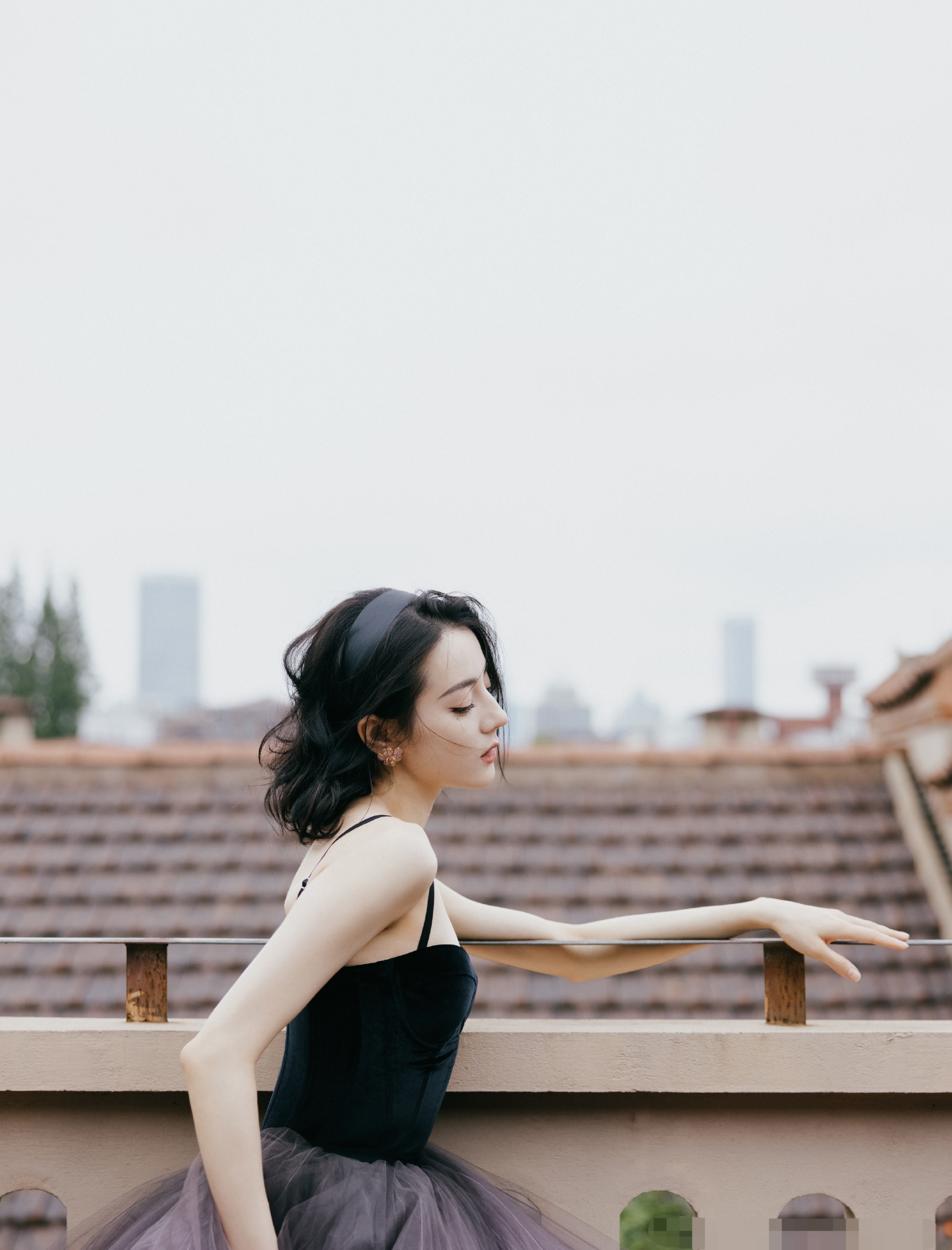 时尚课|迪丽热巴活动造型，礼裙底下穿破洞牛仔裤，网友：美女就是任性！