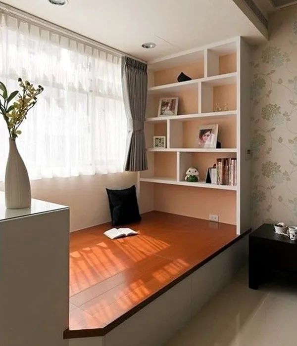 阳台封闭式起来，这样打个榻榻米，白白多出一间房，客厅还显大！