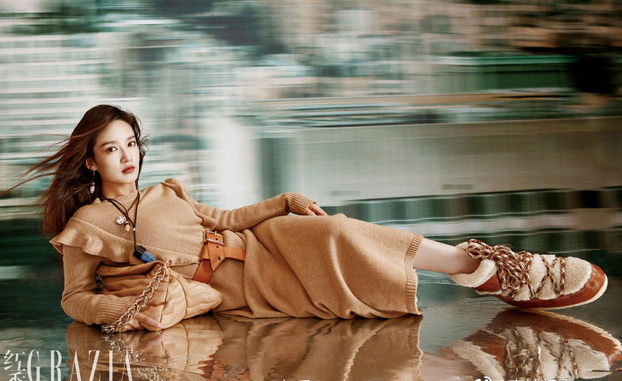 当家主母|一出场就被帅到了！31岁李沁拍写真酷飒十足，光影封面气质迷人