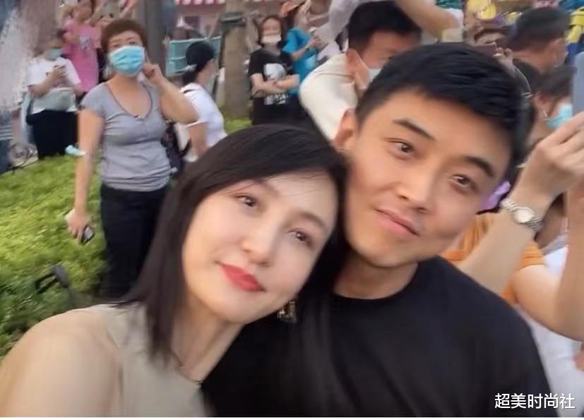 超美时尚社|世界冠军王皓全家出游,一家四口高颜值被赞,妻子美貌不输明星