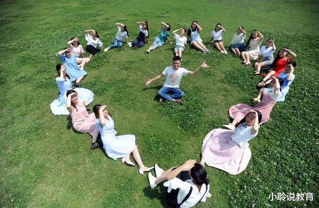 女大学生|女大学生自拍照曝光，睡在上铺的“兄弟”火了，男女混寝成真了？