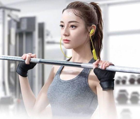 英雄岁月之王牌部队|迪丽热巴狂甩肉,露出香肩和水蛇腰, 为《驭鲛记》拍摄努力付出