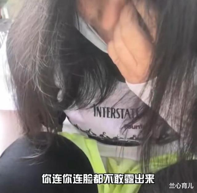 兰心育儿|年轻女孩路边放一张纸：求好心人给8元吃饭，却因细节被路人戳穿