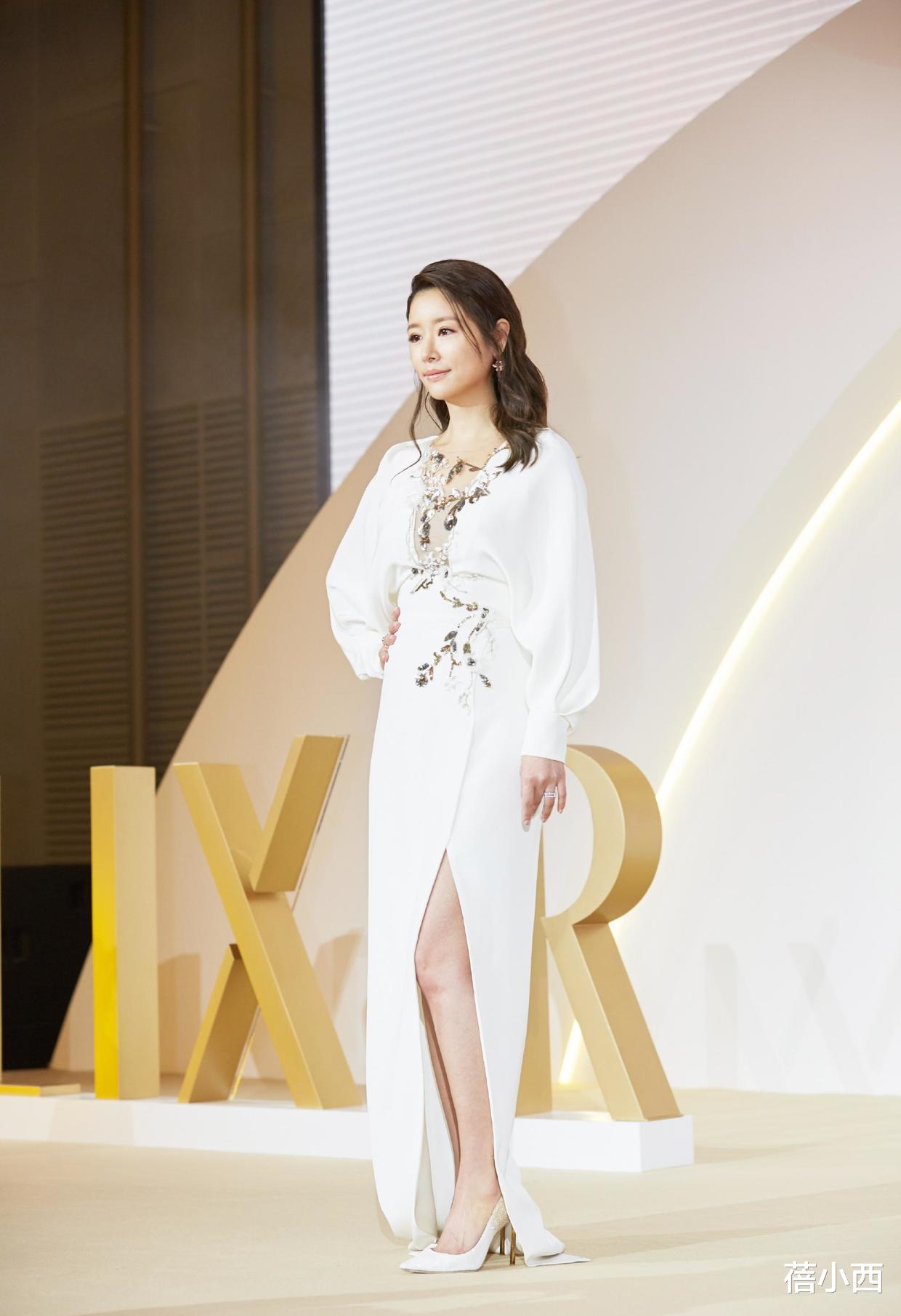 蓓小西|林心如现在尺度放开了？穿挂脖连体裤配波波头亮相，人红气场真大