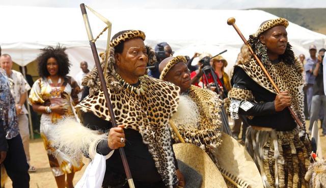 南非祖魯國王病逝：送6個嬌妻超豪華宮殿，選上萬女子裸上身跳舞-圖2