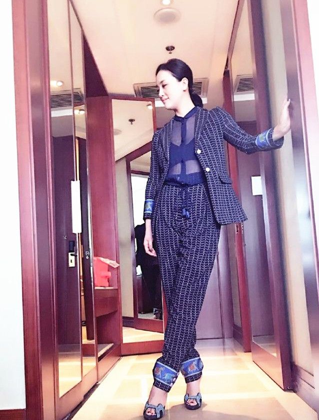 朱媛媛|朱媛媛获金鸡奖最佳女配角，穿白礼服优雅动人，曾为孩子放弃潜伏