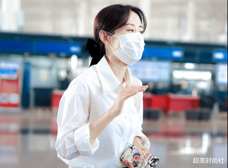 刘敏涛|减龄穿搭成中年女演员心头好？刘敏涛白衬衣牛仔裤机场露面显年轻