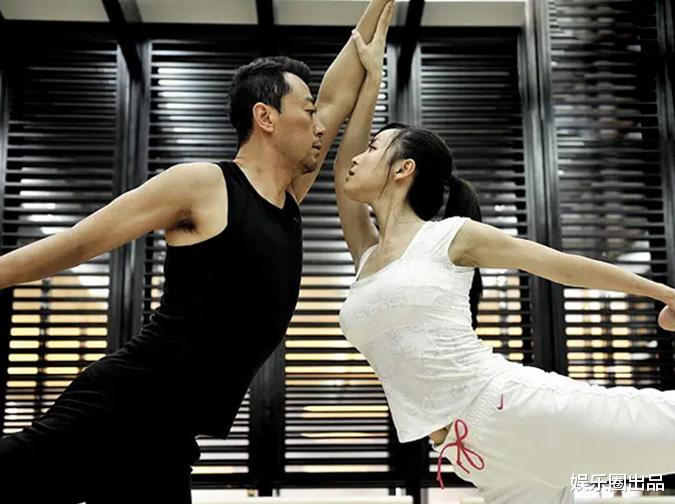 张静初|张静初的气质真绝，背心也能穿出高级感，能进好莱坞并非没道理