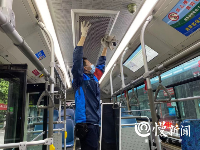 慢新闻 重庆市公交车开始全面清洗空调出风口，为乘客提供安全乘车环境