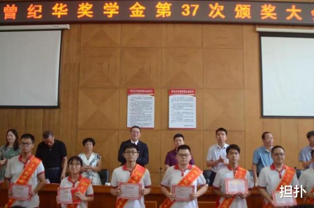 李嘉诚 李嘉诚不去送何鸿燊，拒绝为林百欣扶灵，为何愿意为曾纪华扶灵？