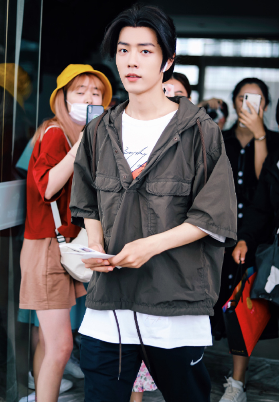 肖战|肖战一件衣服穿多年,每个角色不同气质成限定版,粉丝却在看质量