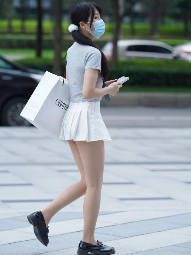 运动|瘦身短袖配百褶裙，再加上一双小皮鞋，让春天不再单调