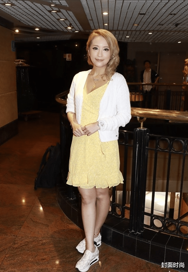 封面时尚 林雅诗穿裙子偏爱低领,显得身材肉肉的,但不影响减龄,看着挺美