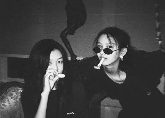 李嫣|14岁李嫣高调秀身材,提前进入夏天,学院风穿搭美成教科书