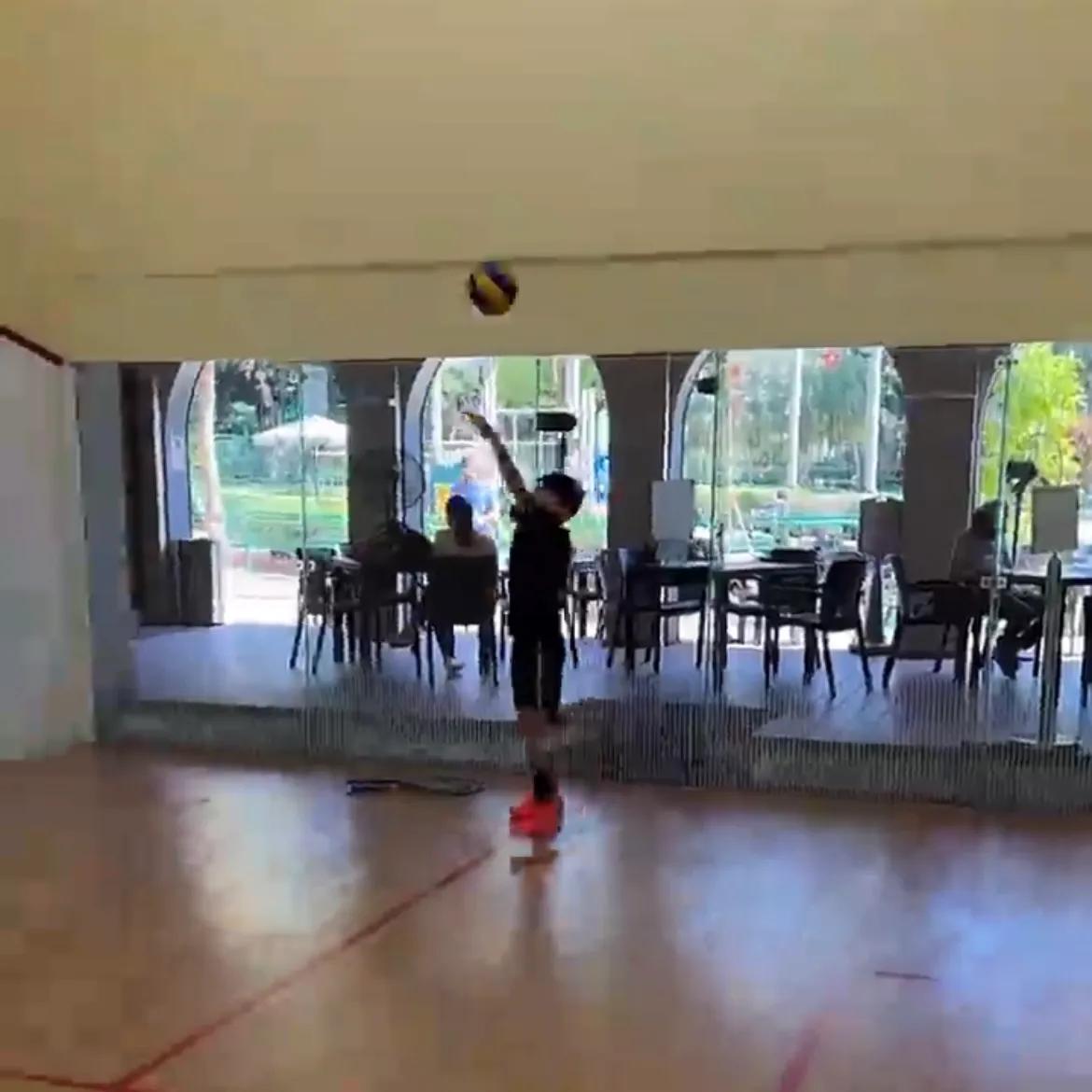 张柏芝|张柏芝陪二儿子打球，11岁小Q又长高不少，打球模样阳光帅气