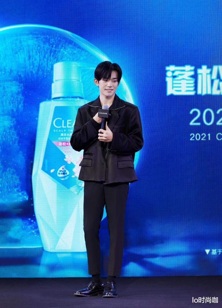 易烊千玺|《长津湖》首映上的易烊千玺，穿工装风满满高级感，笑起来有点甜