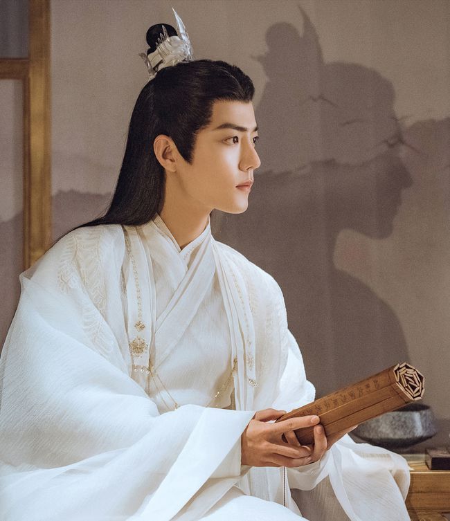 肖战|代拍太疯狂！肖战接连3天被围追，竟还有粉丝讨要“零接触”方法