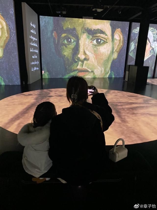 章子怡|章子怡全家出游，1岁儿子画画超可爱，俩女儿颜值差异大