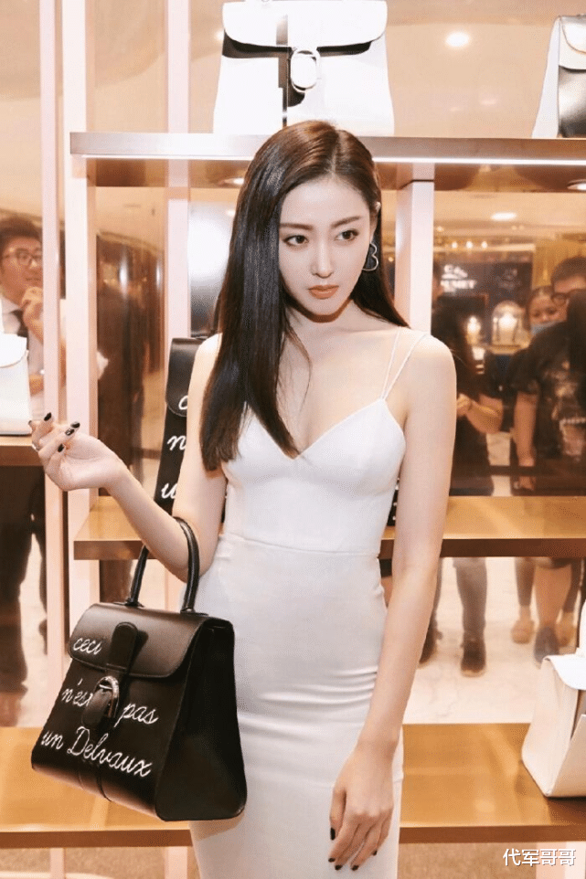 古力娜扎|盘点拥有沙漏身材的八大美女明星，看看谁最迷人？