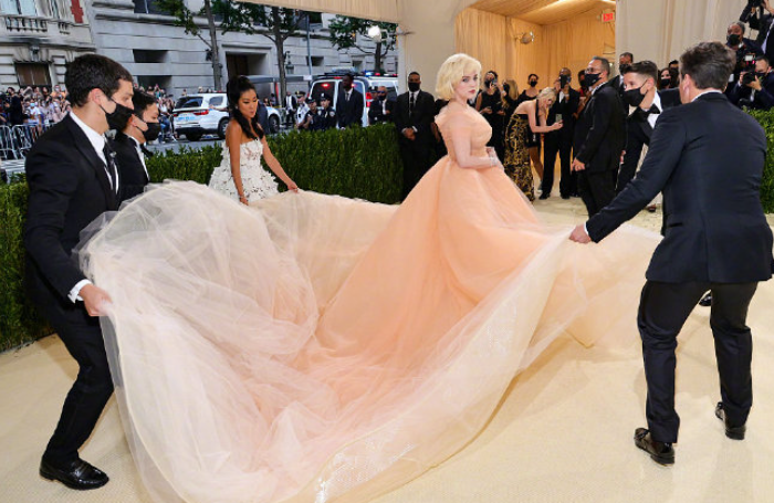 邓文迪|MG红毯好热闹！名模鼻梁挂假虫，谷爱凌大秀长腿，邓文迪金光闪闪