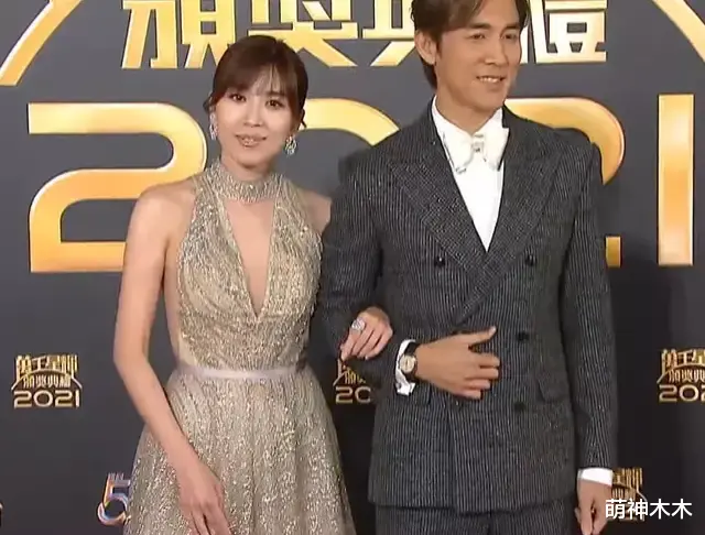 肖战|TVB颁奖礼红毯来了，陈自瑶公主裙大秀美背，钟嘉欣银色西装失策