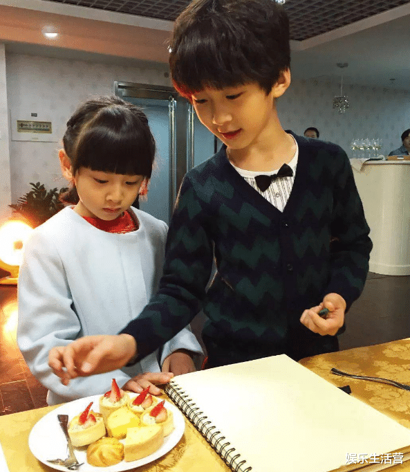 张亮|张亮儿子“换脸式”长大，14岁染发锡纸烫，网友：都快认不出来了