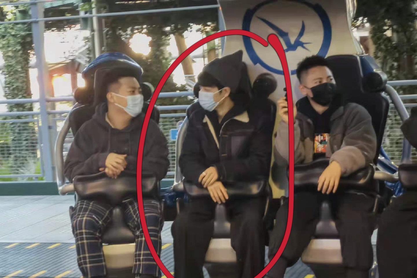 小姐姐|偶遇肖战玩“摩天轮”!和好友到影城打卡,低头玩手机被怼脸拍