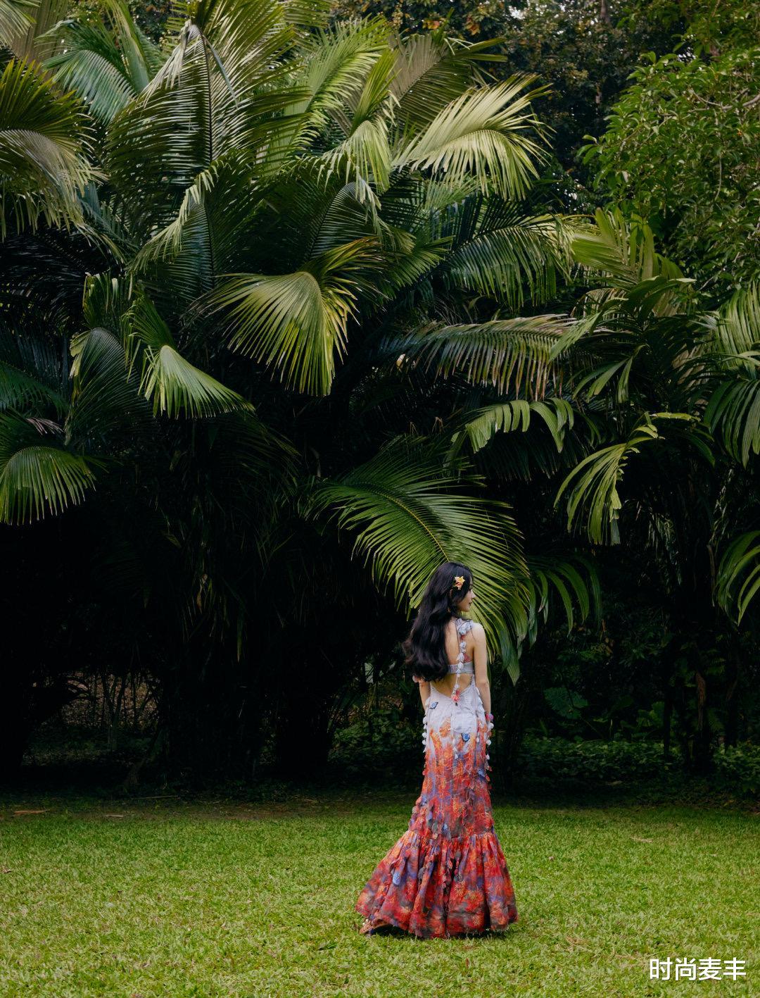 时尚麦丰|赵丽颖七夕发的写真好浪漫，繁花锦簇的吊带连衣裙，看上去就甜
