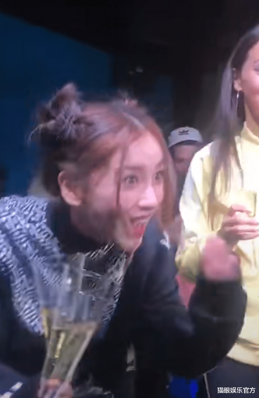 Angelababy|baby打扮好少女，看不出已生过娃，看到领导鞠躬敬酒好谦虚