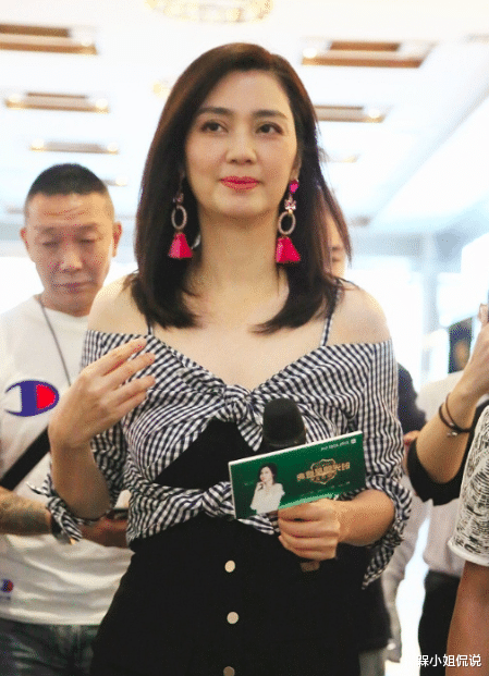 槑小姐侃说 洪欣真不把自己当50岁看待,年过半百仍不低调,穿露肩裙青春洋溢