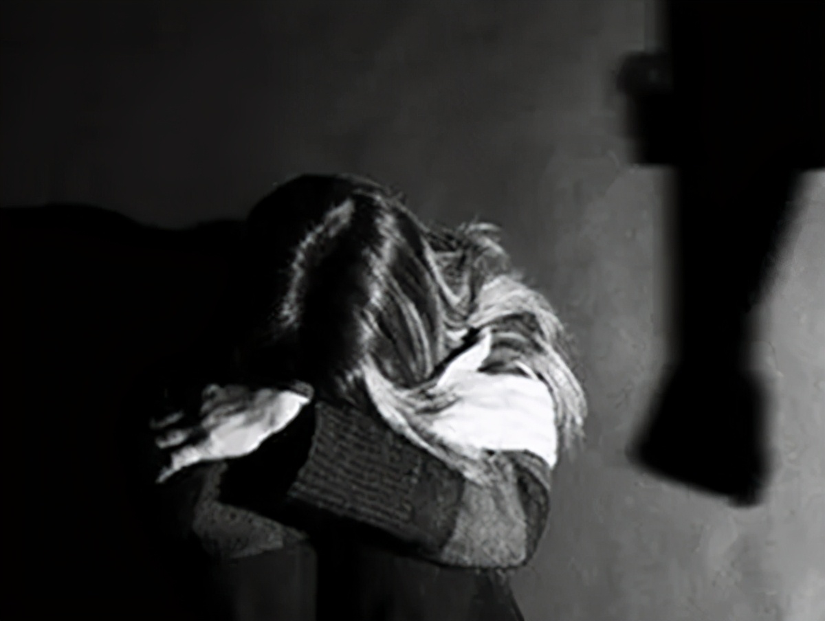 情趣奇闻|少年带混混找女友，女友姐姐惨遭轮奸