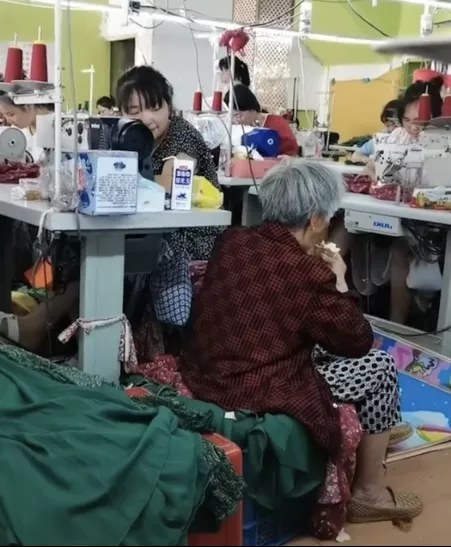子莘情感屋|八旬夫妻被迫离婚，瘫痪老太睡在门外，大爷拿出4万元无人肯接