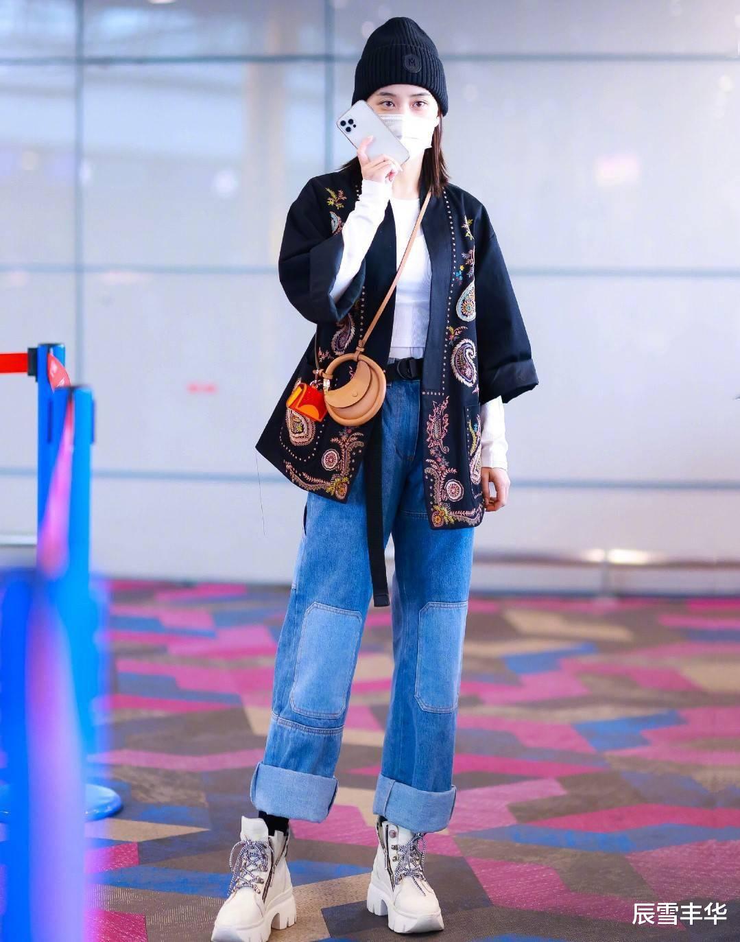 辰雪丰华 何超莲真是穿搭高手，复古红发配彩色连体短裤，活力满满又知性