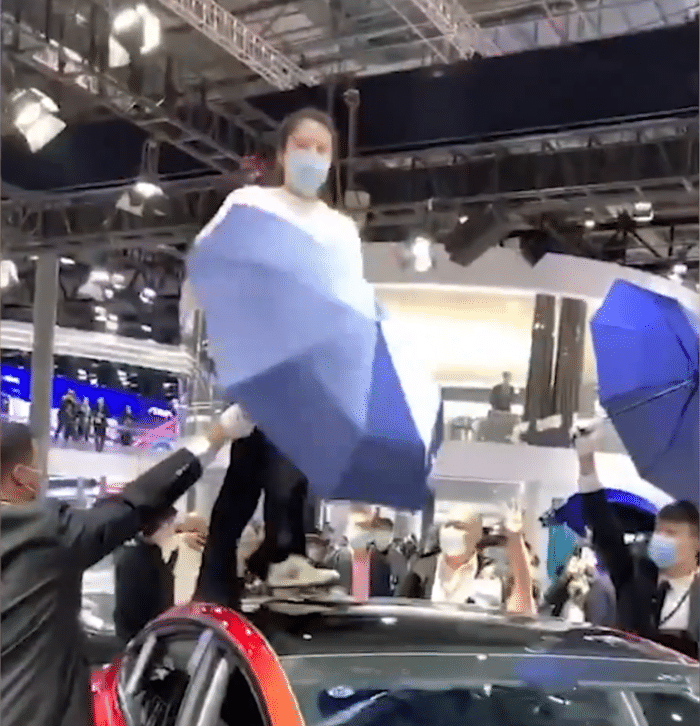 南山小胖子 上海特斯拉车展，女车主站上车顶“刹车失灵”，被警察带走！