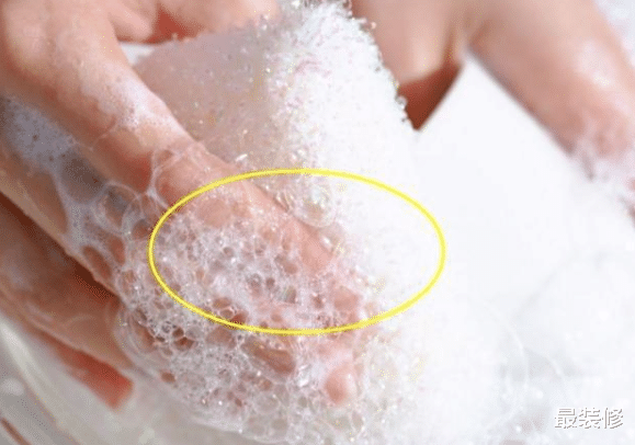 洗衣服用洗衣粉还是洗衣液？听内行人说，才知道我家一直用错了！