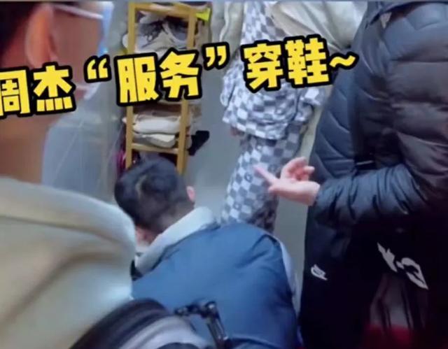 吴嘉情吧|妈宝男被抓，父母不但不责骂，还忙前忙后帮忙穿衣裤