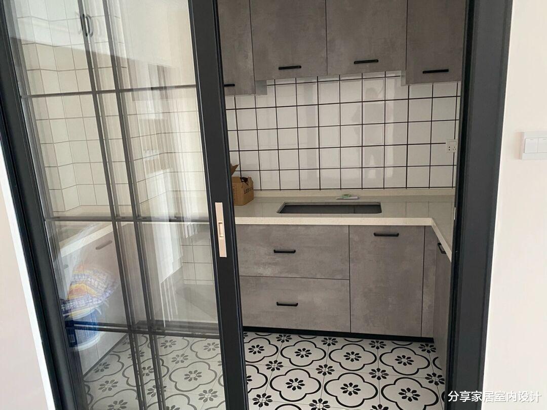 装修越来越流行石膏线条代替吊顶,看她家,还没家具就很好看!