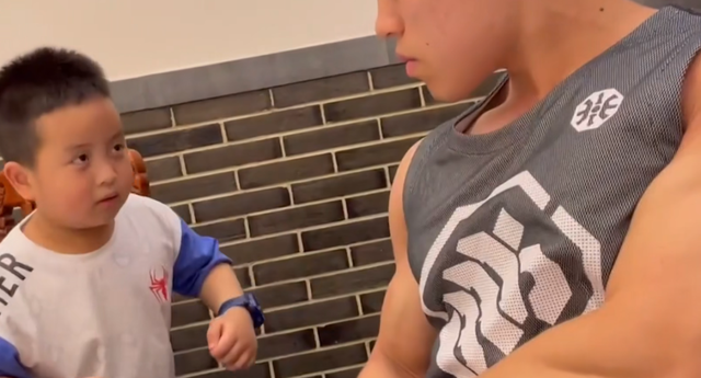 饮食|小男孩看到强壮的肌肉后，露出惊讶的表情，网友：这也太逗了！