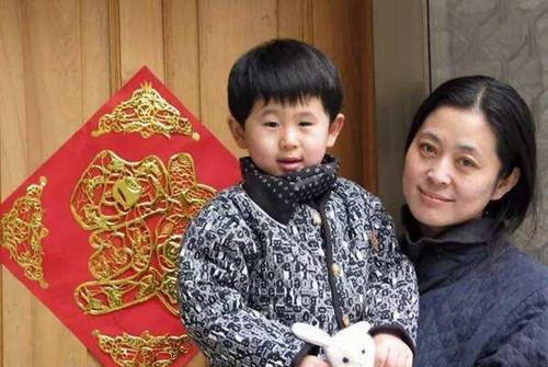 一抹思念|倪萍给儿子治病生活拮据,却捐给河南50万:真正的善良与收入无关