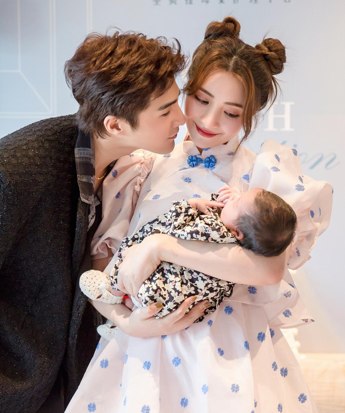 Lady变美日记 麦迪娜姜潮迎来了“二胎”,小女儿满月一家4口合照,太幸福