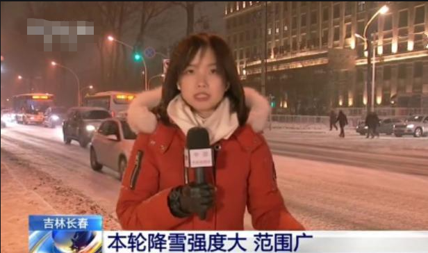 王冰冰|央视王冰冰现身游乐场！穿魔法披风厚跟鞋，甜妹笑容击中路人心