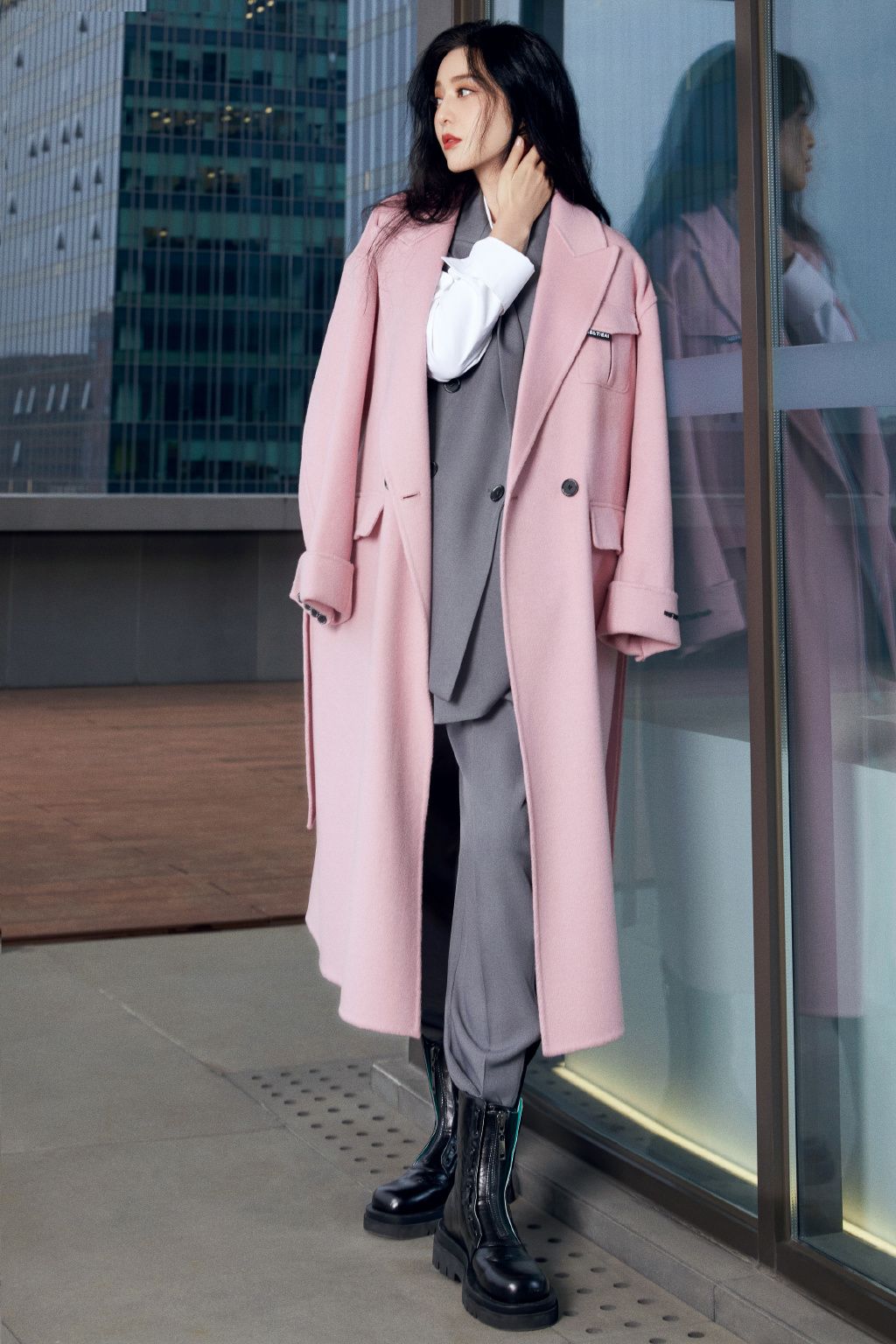 八只爪的猫 范冰冰罕见变“小女人”,穿粉色大衣不算啥,妆容也又纯又欲