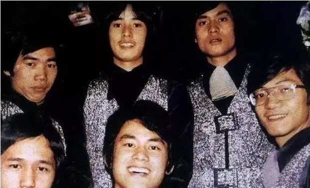 陈百祥|1995年，陈百祥开着跑车嘲笑谭咏麟卖唱挣钱辛苦，后靠对方接济拍戏