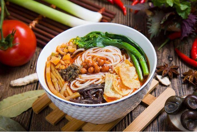 城市谈 广东一男子爱吃螺蛳粉,怀疑自己被拐卖,申请采血对比后在柳州找到亲生父母