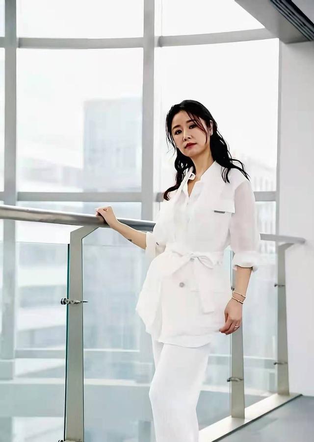 穿衣搭配|林心如换新发型真显年轻，穿风衣外套搭丝绒裤，45岁很难被看出