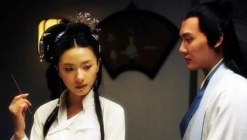 民间故事:丈夫走后女子给公婆喂猪食,跟员外私通,结果遭了报应