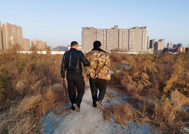 宁夏|郑州一男子以“恋爱之名”诈骗77万元，警方在荒地窝棚中将其抓获